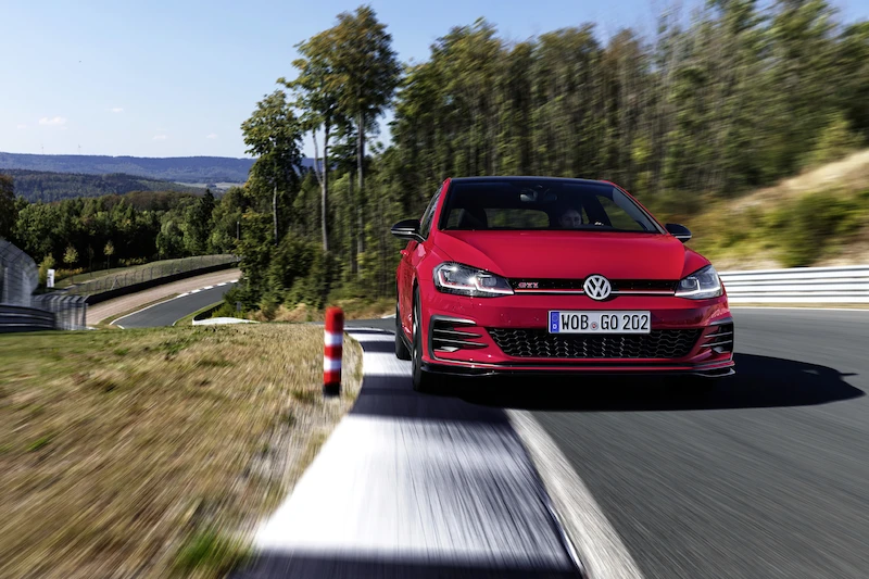Golf z genami auta wyścigowego: Volkswagen rozpoczął sprzedaż Golfa GTI TCR - 11.