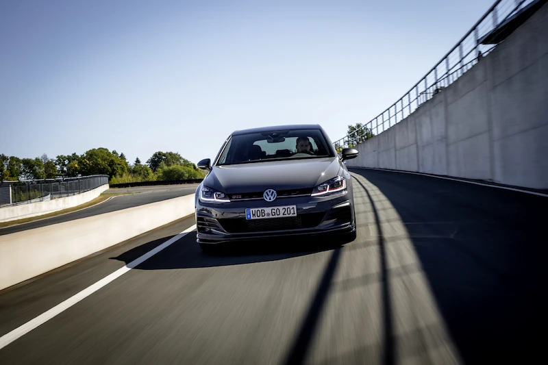 Golf z genami auta wyścigowego: Volkswagen rozpoczął sprzedaż Golfa GTI TCR - 91.