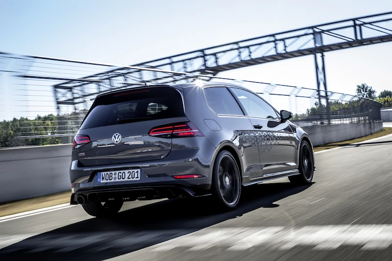 Golf z genami auta wyścigowego: Volkswagen rozpoczął sprzedaż Golfa GTI TCR - 92.