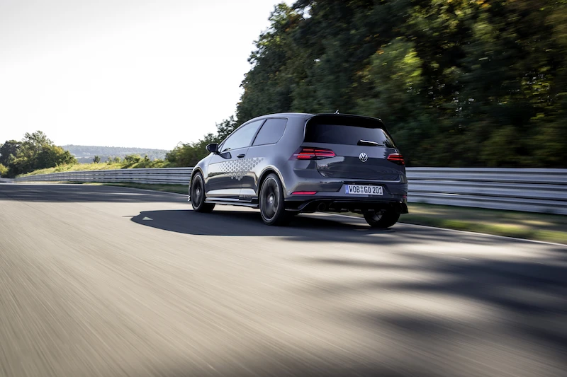 Golf z genami auta wyścigowego: Volkswagen rozpoczął sprzedaż Golfa GTI TCR - 12.