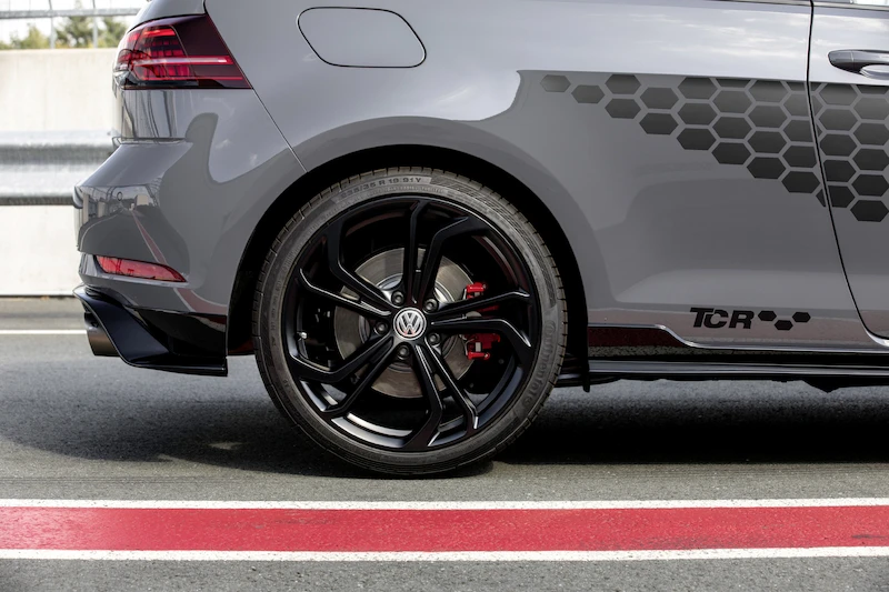 Golf z genami auta wyścigowego: Volkswagen rozpoczął sprzedaż Golfa GTI TCR - 17.