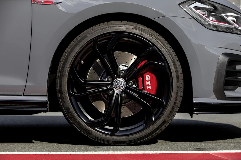 Golf z genami auta wyścigowego: Volkswagen rozpoczął sprzedaż Golfa GTI TCR - 77.