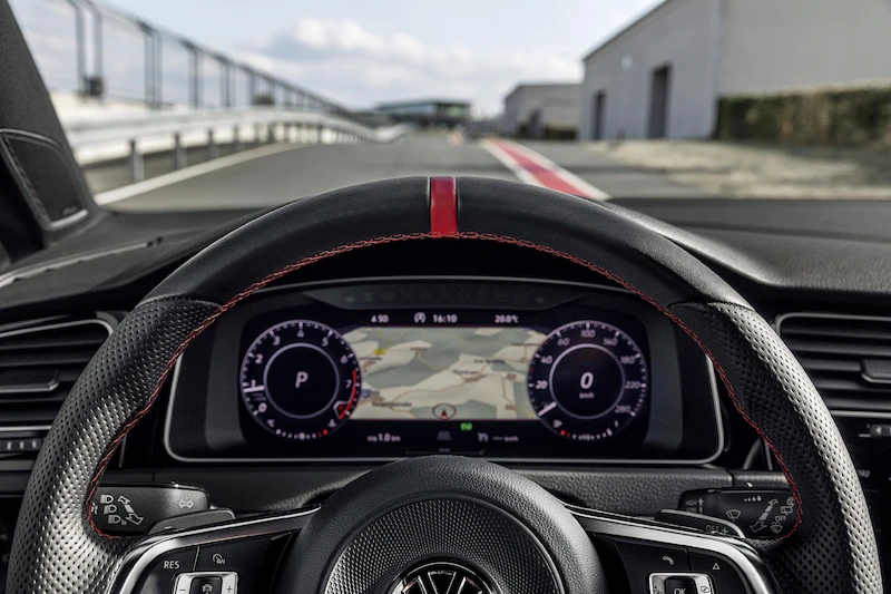 Golf z genami auta wyścigowego: Volkswagen rozpoczął sprzedaż Golfa GTI TCR - 19.