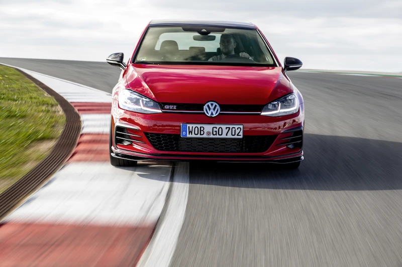 Golf z genami auta wyścigowego: Volkswagen rozpoczął sprzedaż Golfa GTI TCR - 94.
