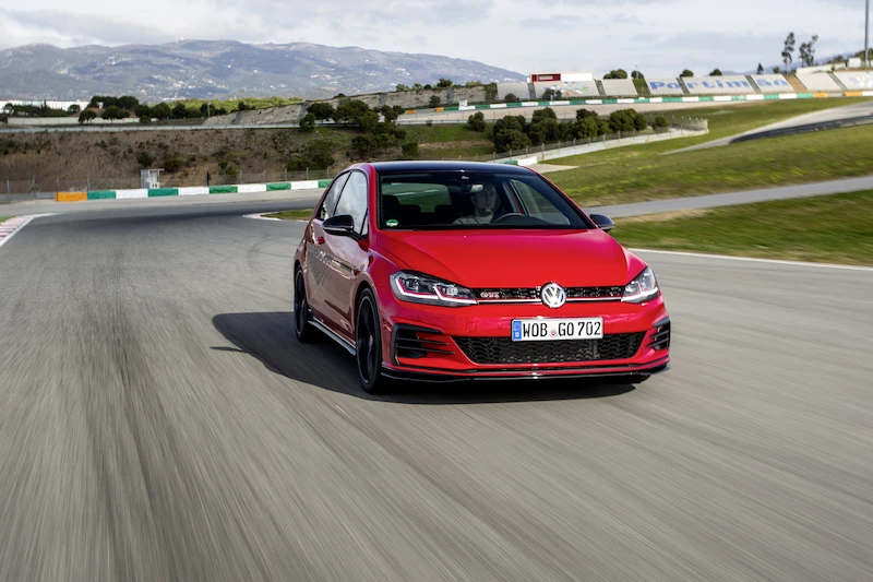 Golf z genami auta wyścigowego: Volkswagen rozpoczął sprzedaż Golfa GTI TCR - 25.