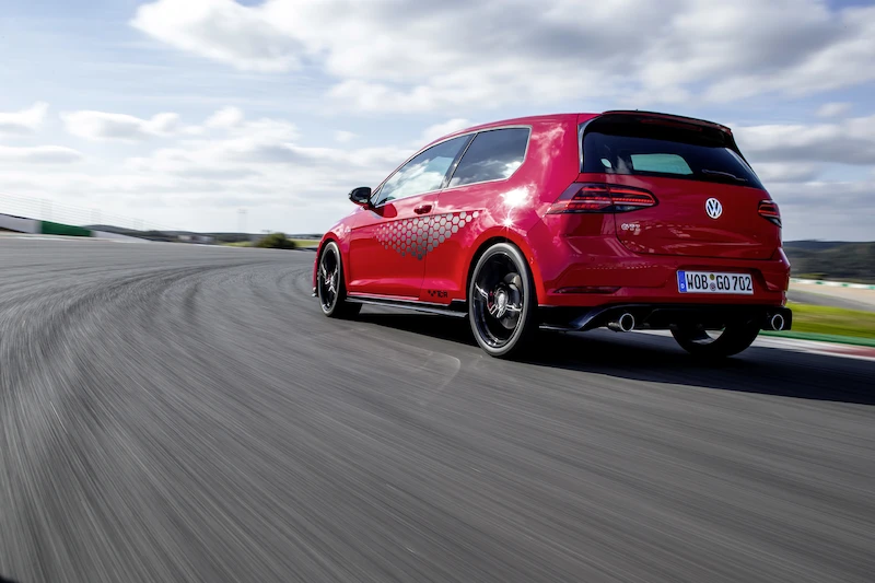 Golf z genami auta wyścigowego: Volkswagen rozpoczął sprzedaż Golfa GTI TCR - 95.