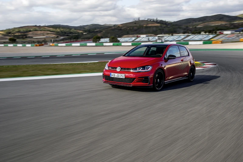 Golf z genami auta wyścigowego: Volkswagen rozpoczął sprzedaż Golfa GTI TCR - 29.