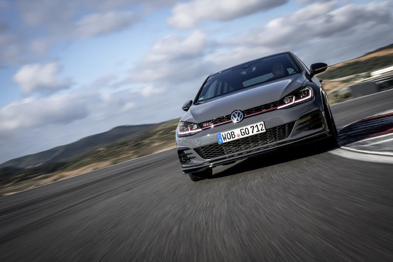 Golf z genami auta wyścigowego: Volkswagen rozpoczął sprzedaż Golfa GTI TCR - 98.