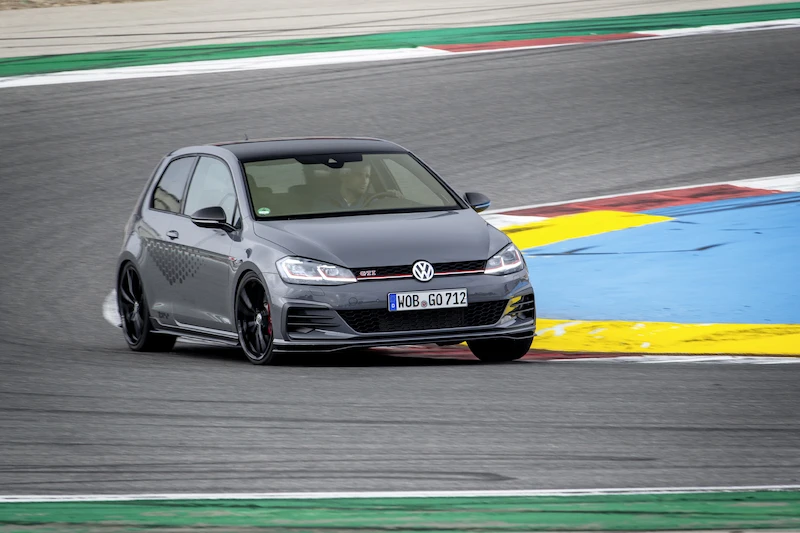 Golf z genami auta wyścigowego: Volkswagen rozpoczął sprzedaż Golfa GTI TCR - 41.