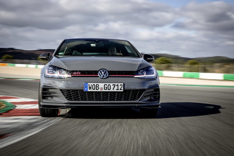 Golf z genami auta wyścigowego: Volkswagen rozpoczął sprzedaż Golfa GTI TCR - 42.