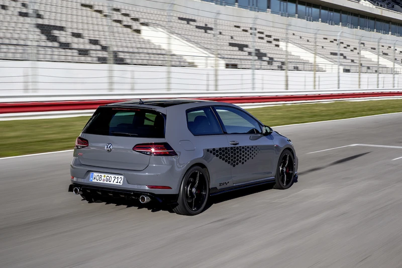 Golf z genami auta wyścigowego: Volkswagen rozpoczął sprzedaż Golfa GTI TCR - 43.