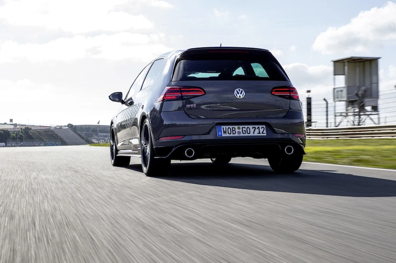 Golf z genami auta wyścigowego: Volkswagen rozpoczął sprzedaż Golfa GTI TCR - 99.