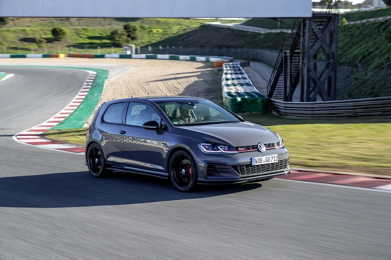 Golf z genami auta wyścigowego: Volkswagen rozpoczął sprzedaż Golfa GTI TCR - 46.