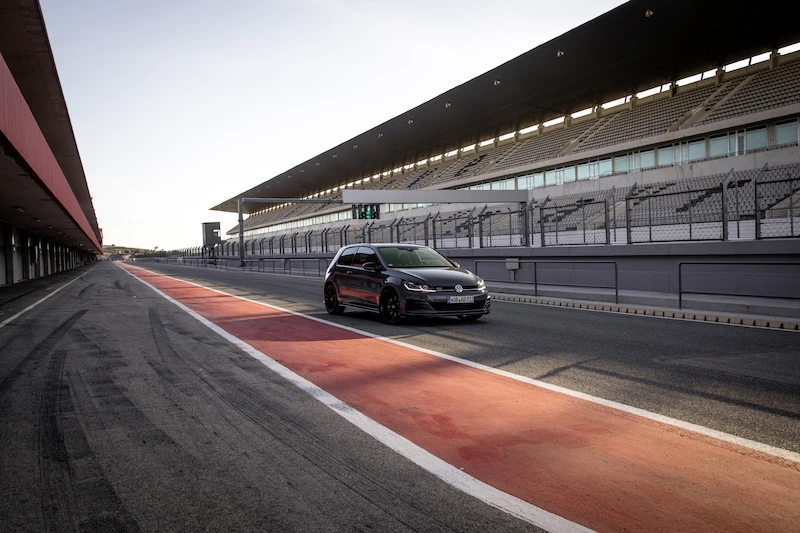 Golf z genami auta wyścigowego: Volkswagen rozpoczął sprzedaż Golfa GTI TCR - 48.