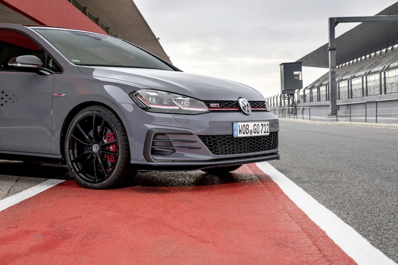 Golf z genami auta wyścigowego: Volkswagen rozpoczął sprzedaż Golfa GTI TCR - 49.