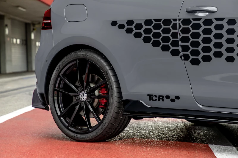 Golf z genami auta wyścigowego: Volkswagen rozpoczął sprzedaż Golfa GTI TCR - 51.