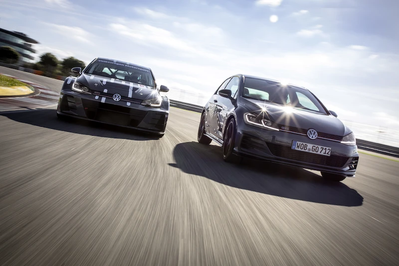 Golf z genami auta wyścigowego: Volkswagen rozpoczął sprzedaż Golfa GTI TCR - 54.