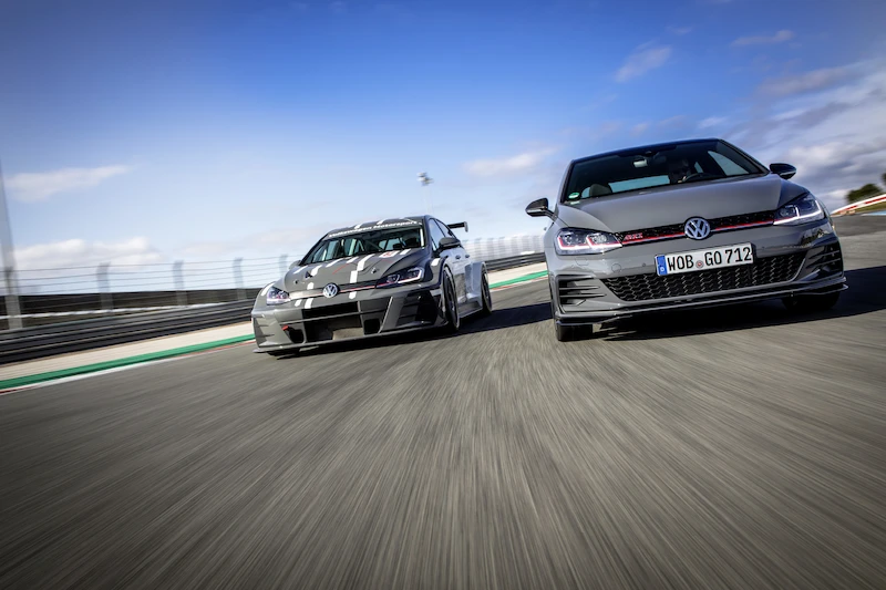 Golf z genami auta wyścigowego: Volkswagen rozpoczął sprzedaż Golfa GTI TCR - 55.