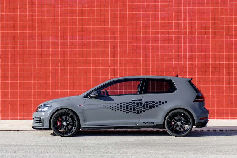 Golf z genami auta wyścigowego: Volkswagen rozpoczął sprzedaż Golfa GTI TCR - 56.