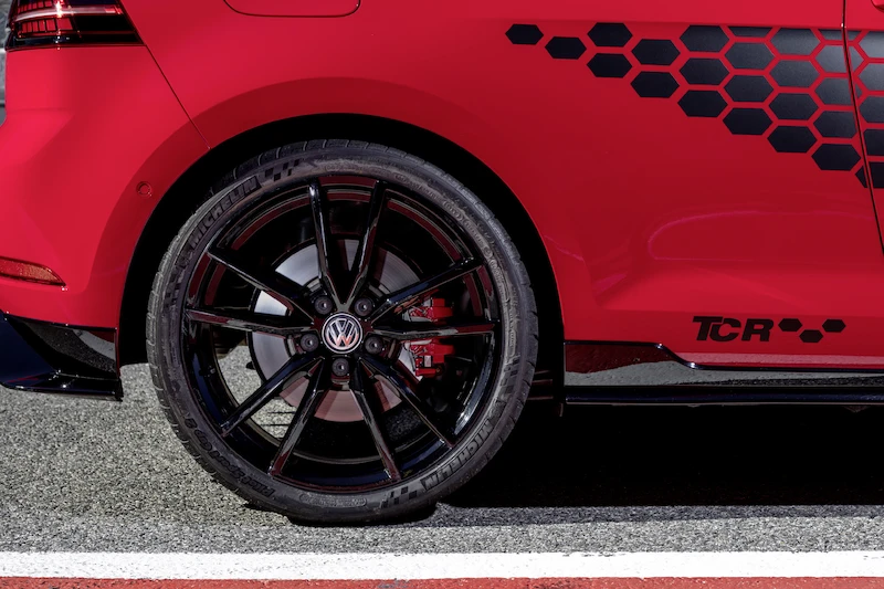 Golf z genami auta wyścigowego: Volkswagen rozpoczął sprzedaż Golfa GTI TCR - 58.