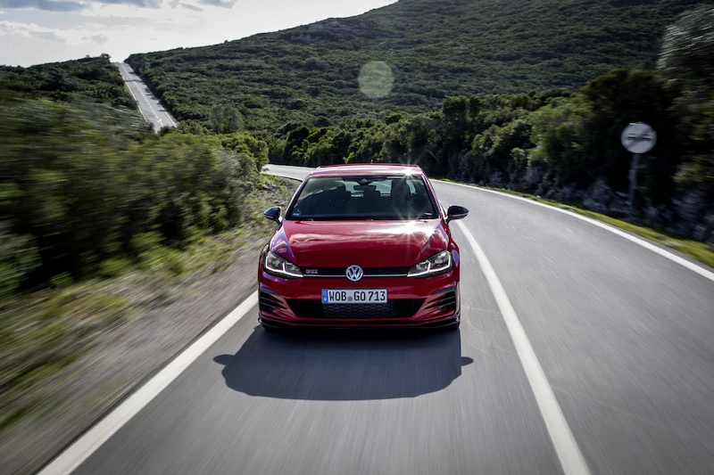 Golf z genami auta wyścigowego: Volkswagen rozpoczął sprzedaż Golfa GTI TCR - 85.