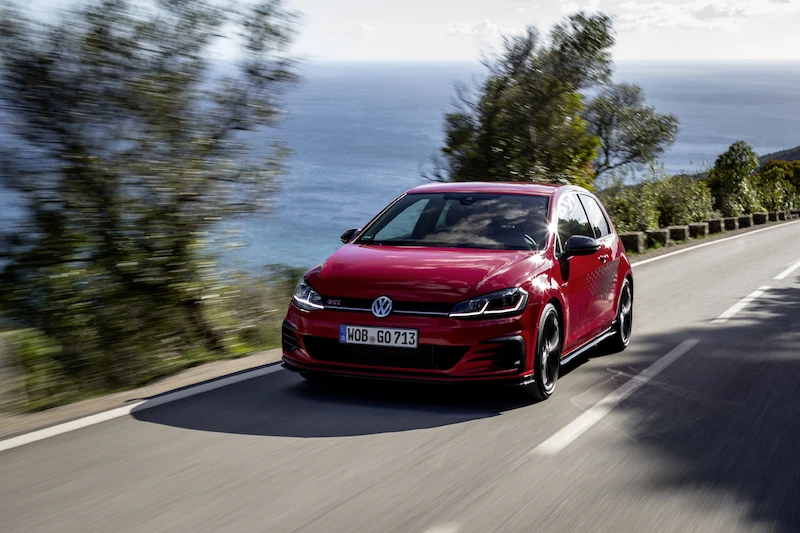 Golf z genami auta wyścigowego: Volkswagen rozpoczął sprzedaż Golfa GTI TCR - 105.