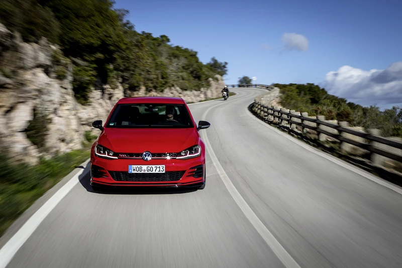 Golf z genami auta wyścigowego: Volkswagen rozpoczął sprzedaż Golfa GTI TCR - 70.