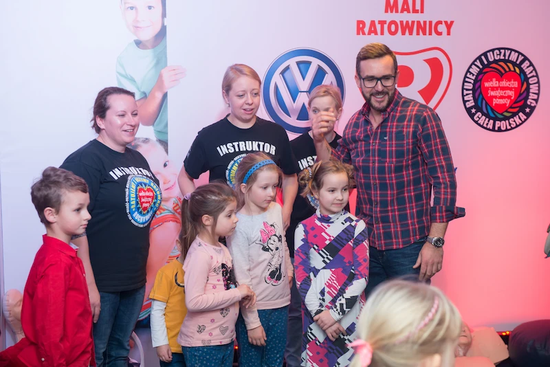 Mali Ratownicy wsparli „Wymarzone Mikołajki” – dzieci z domów dziecka uczyły się pierwszej pomocy
