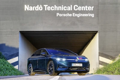 Volkswagen ID.7 Pro S podczas testu wydajności pokonał 941 km na jednym... - galeria