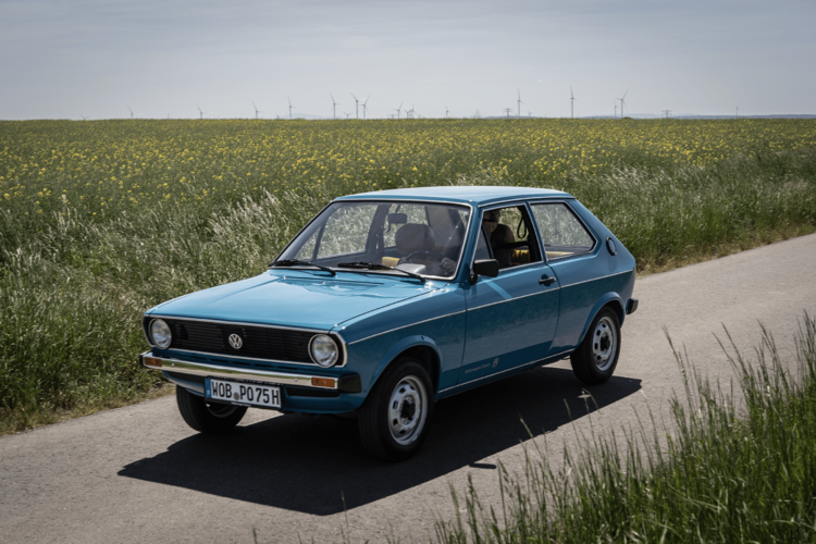 50 lat Polo: miejski Volkswagen zadebiutował w 1975 roku pod hasłem „Mniej znaczy więcej”