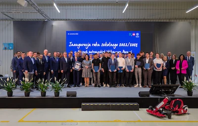 Absolwenci klas patronackich z umowami o pracę w Volkswagen Poznań  - galeria