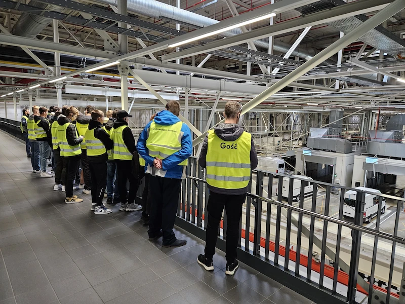 Szukasz pomysłu na wakacje? Możesz zwiedzić zakłady Volkswagen Poznań albo zamówić „Fabrykę na wynos” - 11.