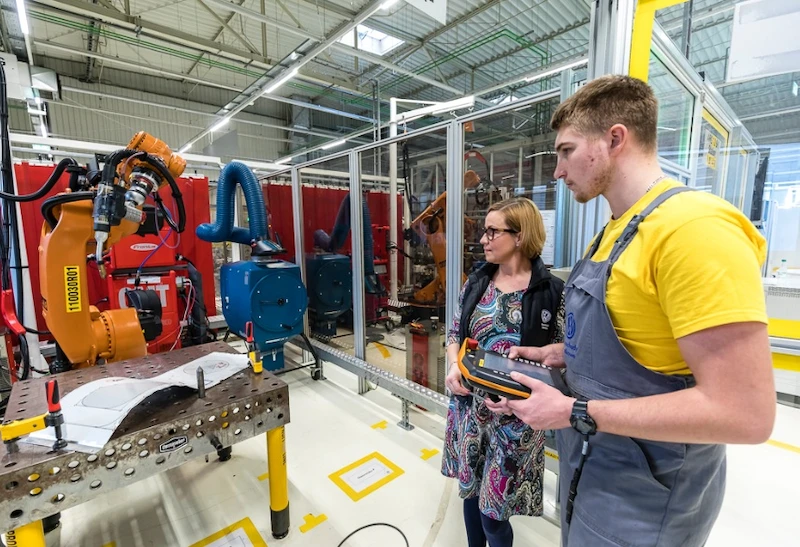 Volkswagen Poznań świętuje 20-lecie kształcenia zawodowego: inwestycja w młodych, która przynosi efekty - 10.