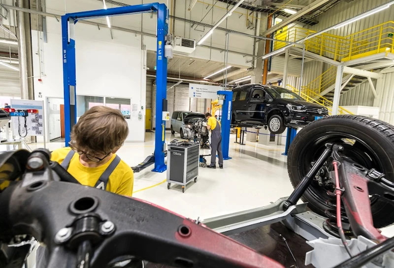 Volkswagen Poznań świętuje 20-lecie kształcenia zawodowego: inwestycja w młodych, która przynosi efekty - 6.