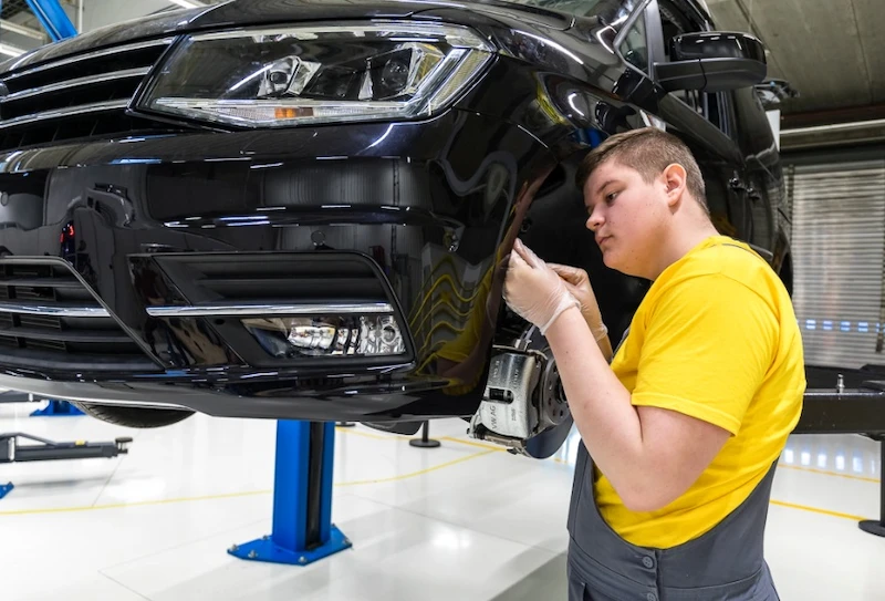 Volkswagen Poznań świętuje 20-lecie kształcenia zawodowego: inwestycja w młodych, która przynosi efekty - 7.