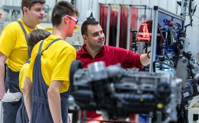 Volkswagen Poznań świętuje 20-lecie kształcenia zawodowego: inwestycja w... - galeria