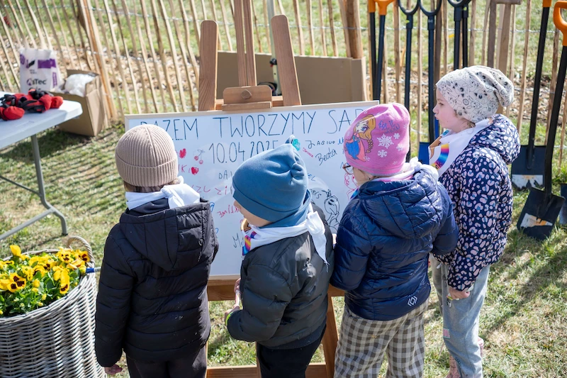 „Niebieskie granty” łączą pokolenia i zmieniają otoczenie - 15.