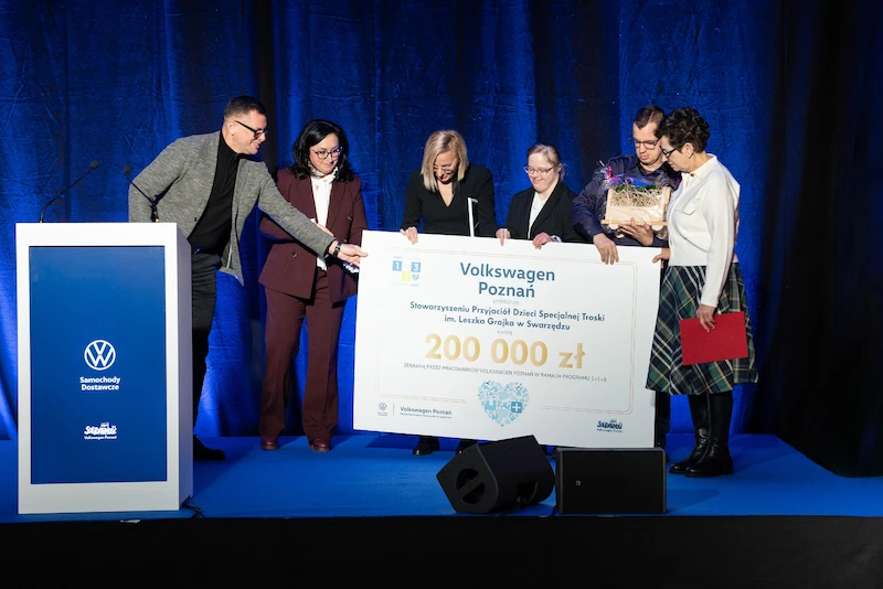 Dogoterapia, rehabilitacja w wodzie i integracja sensoryczna. Finał 16. edycji programu „1+1=3” w Volkswagen Poznań