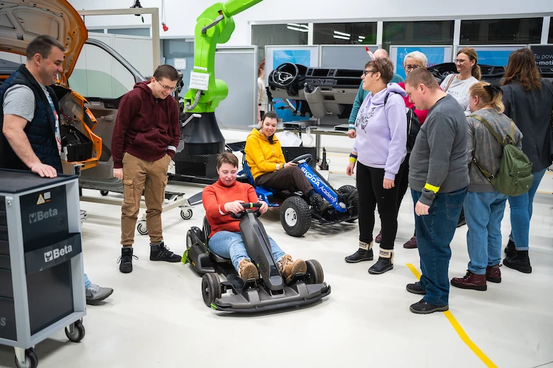 Dogoterapia, rehabilitacja w wodzie i integracja sensoryczna. Finał 16. edycji programu „1+1=3” w Volkswagen Poznań - 4.