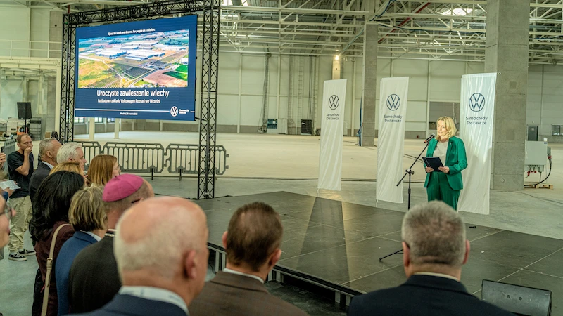 Wiecha na budowie nowych hal Volkswagen Poznań. We Wrześni powstaje zaplecze dla elektrycznego Craftera - 4.