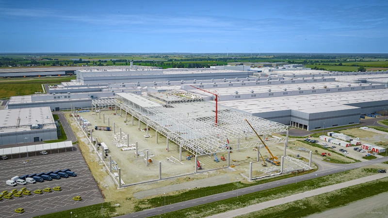 Wiecha na budowie nowych hal Volkswagen Poznań. We Wrześni powstaje zaplecze dla elektrycznego Craftera - 17.