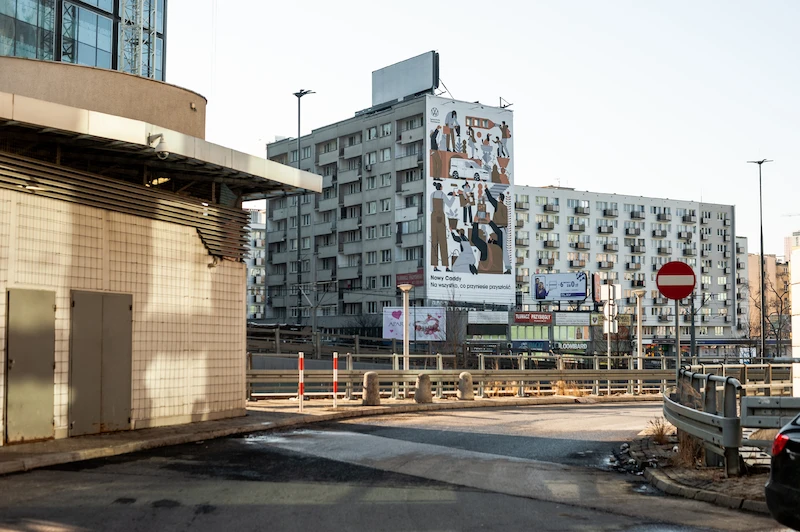 Volkswagen Caddy 5 - niecodzienny mural w centrum Warszawy - 11.