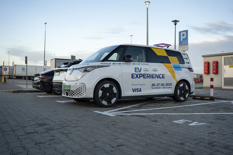 ID. Buzz edukuje w zakresie elektromobilności i bierze udział w wyprawie z Polski w Alpy - 2.