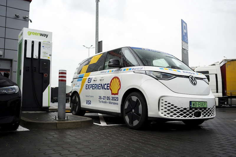 ID. Buzz edukuje w zakresie elektromobilności i bierze udział w wyprawie z Polski w Alpy - 4.
