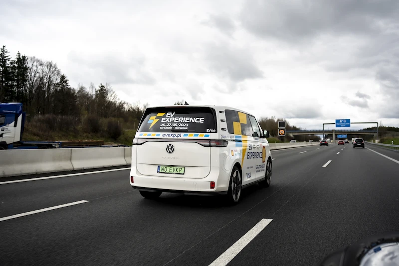 ID. Buzz edukuje w zakresie elektromobilności i bierze udział w wyprawie z Polski w Alpy - 6.