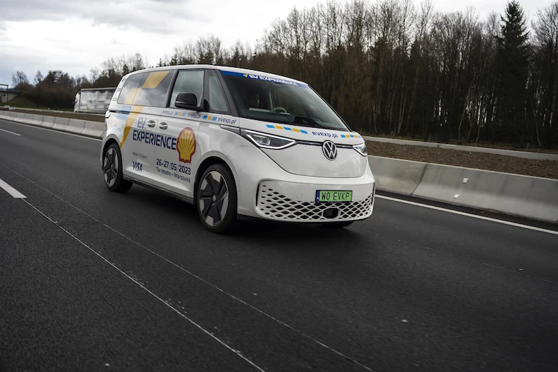 ID. Buzz edukuje w zakresie elektromobilności i bierze udział w wyprawie z Polski w Alpy - 7.