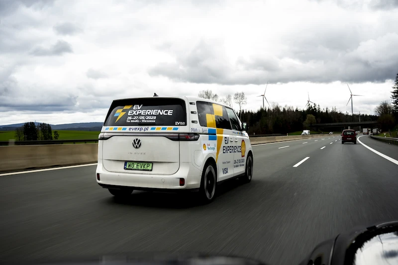 ID. Buzz edukuje w zakresie elektromobilności i bierze udział w wyprawie z Polski w Alpy - 9.