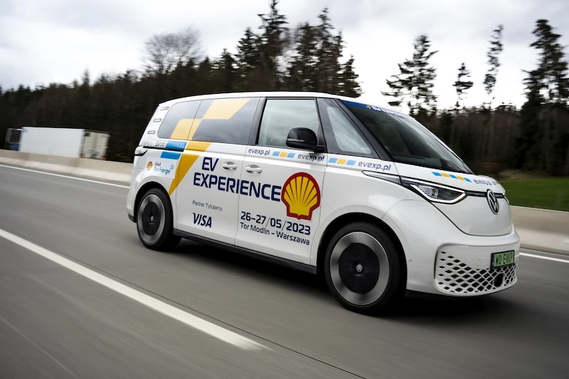 ID. Buzz edukuje w zakresie elektromobilności i bierze udział w wyprawie z Polski w Alpy - 10.