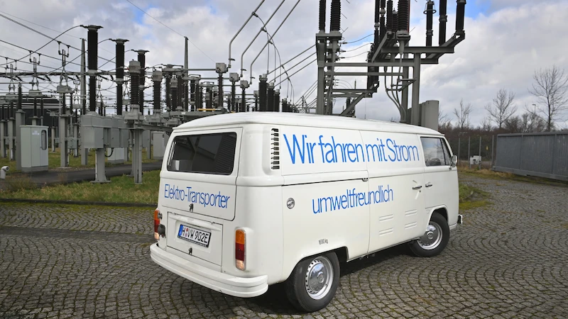 Volkswagen T1 Raupenfuchs i Volkswagen T2 Elektro - dwa unikalne samochody na VW Bus Festival 2023 - 3.