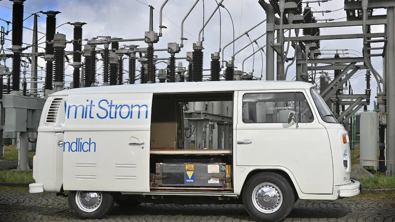 Volkswagen T1 Raupenfuchs i Volkswagen T2 Elektro - dwa unikalne samochody na VW Bus Festival 2023 - 2.